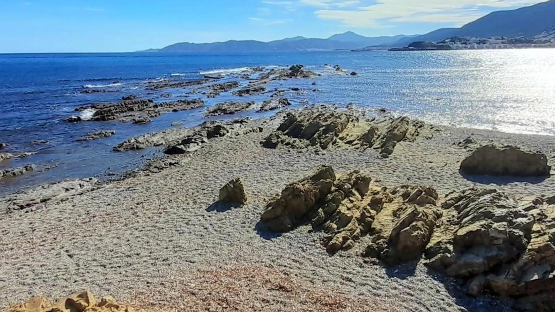 Apartamento Con Vistas Al Mar, Se Admiten Mascotas Y Aparcamiento En Llanca - Es-170-15