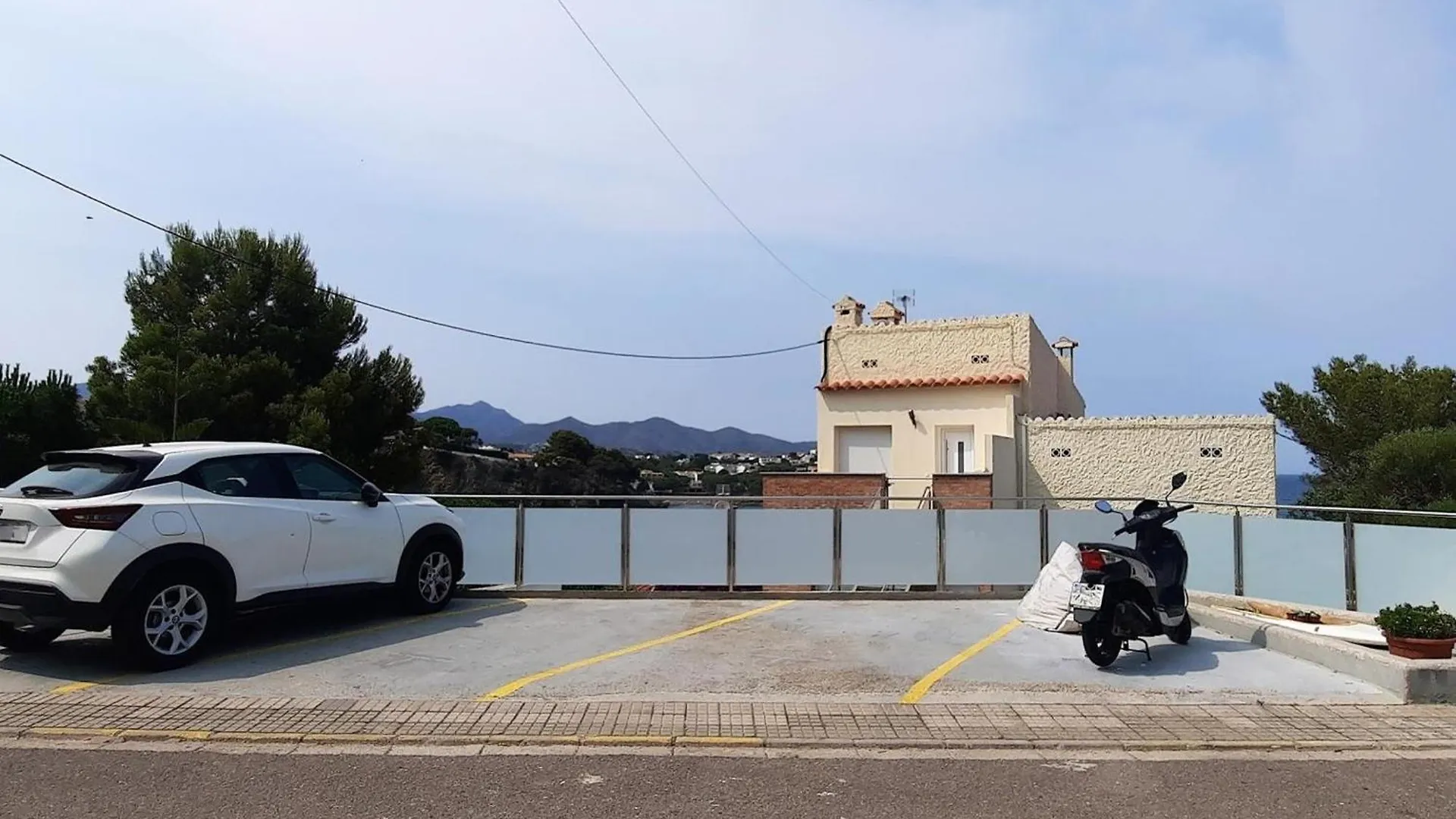 Apartamento Con Vistas Al Mar, Se Admiten Mascotas Y Aparcamiento En Llanca - Es-170-15
