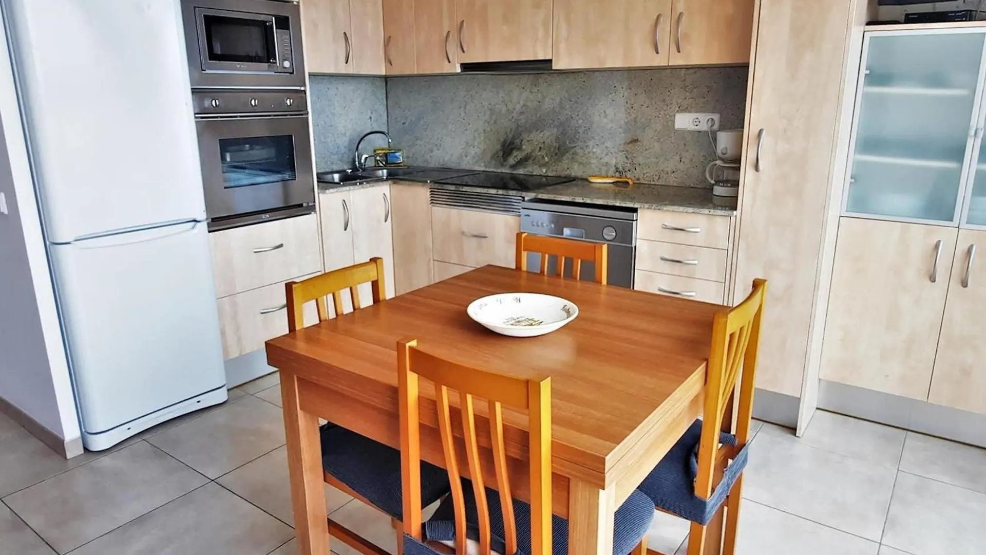 Apartamento Con Vistas Al Mar, Se Admiten Mascotas Y Aparcamiento En Llanca - Es-170-15 Daire