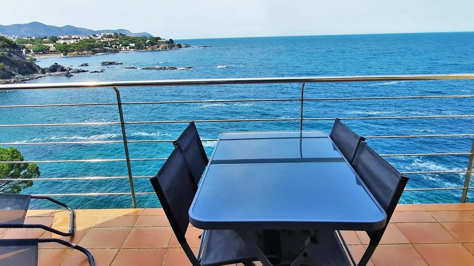 Apartamento Con Vistas Al Mar, Se Admiten Mascotas Y Aparcamiento En Llanca - Es-170-15
